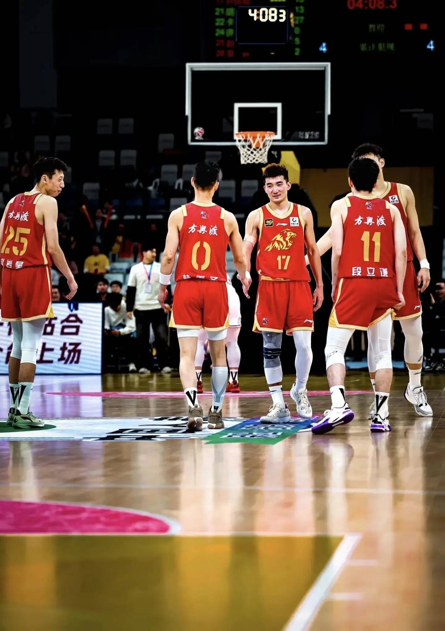 浙江男篮成功保持领先,关键时刻把握机会 浙江男篮成功保持领先,关键时刻把握机会