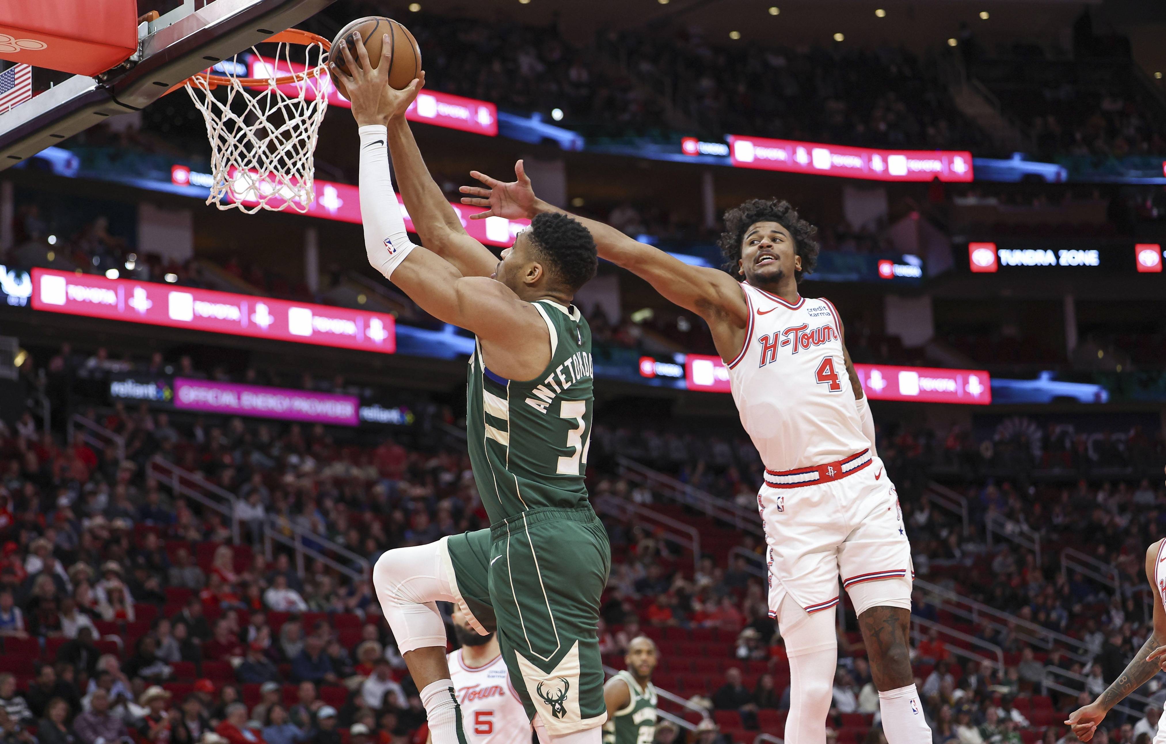 雄鹿惨败马刺,主场遭遇失利 雄鹿惨败马刺,主场遭遇失利