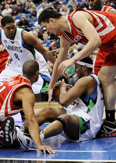 火箭擒狼王,结束连败 火箭擒狼王,结束连败