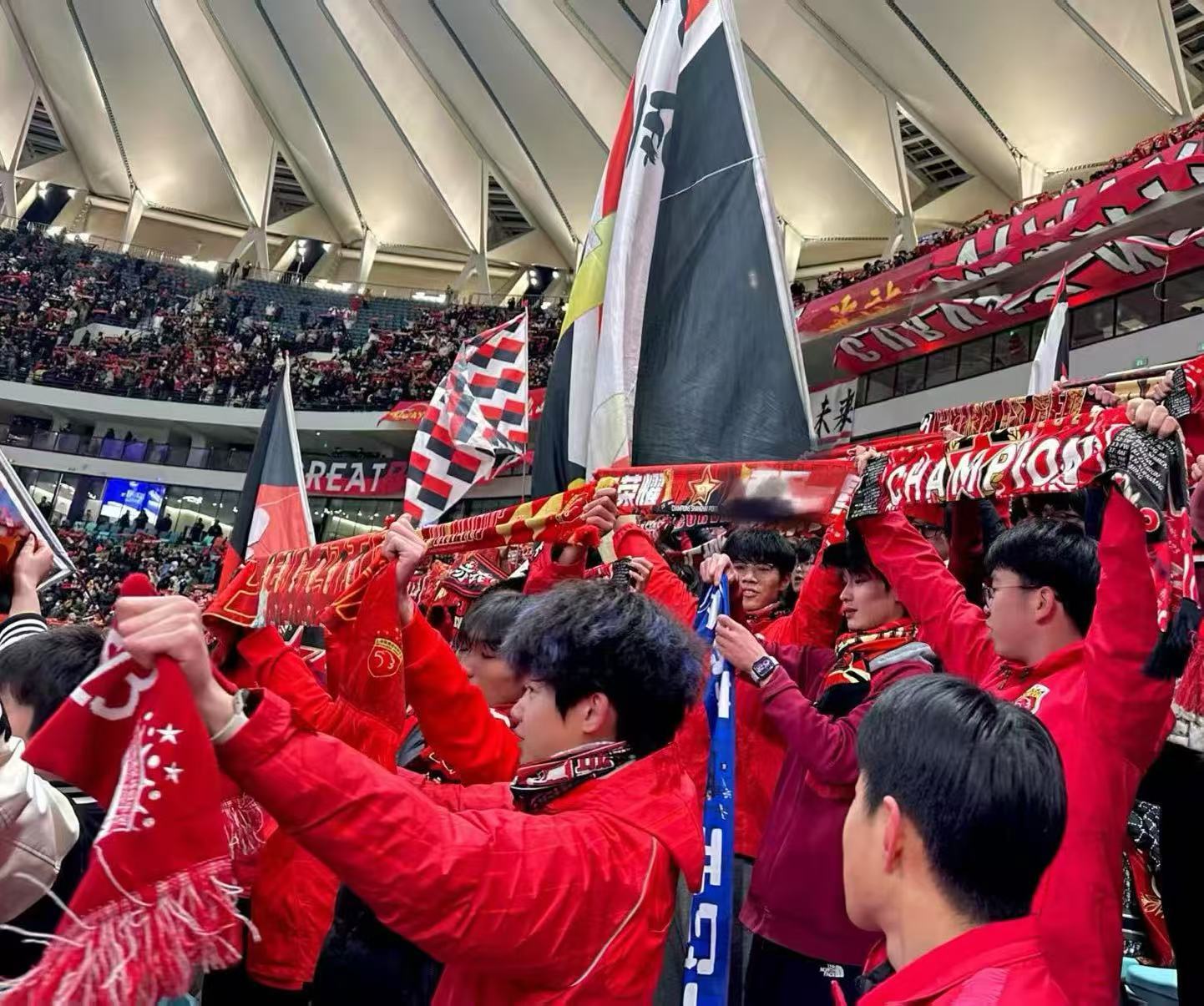 乐鱼体育-上海上港在场上展现强大实力，夺得胜利