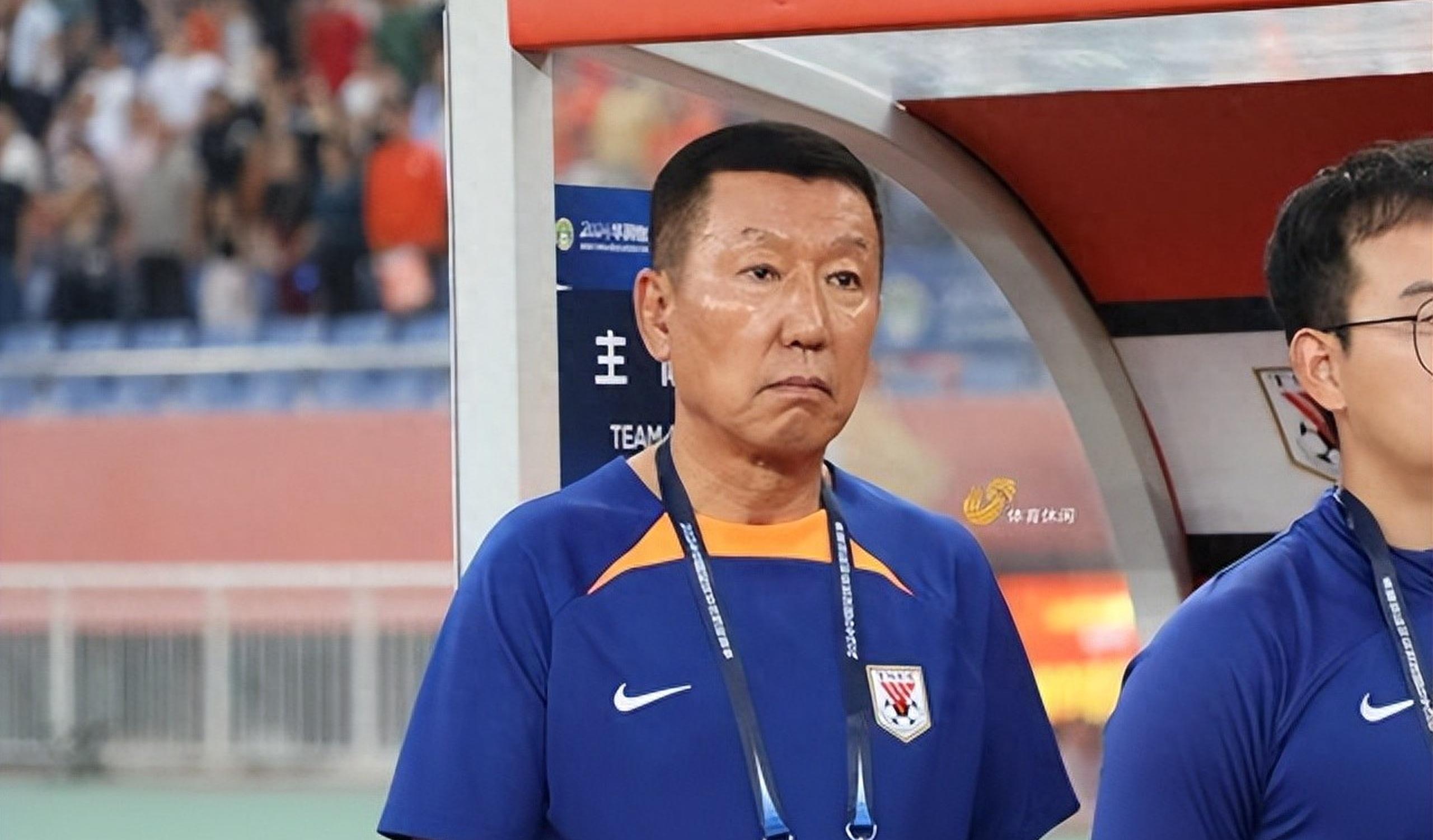 -球队主教练因战绩不佳面临辞职压力