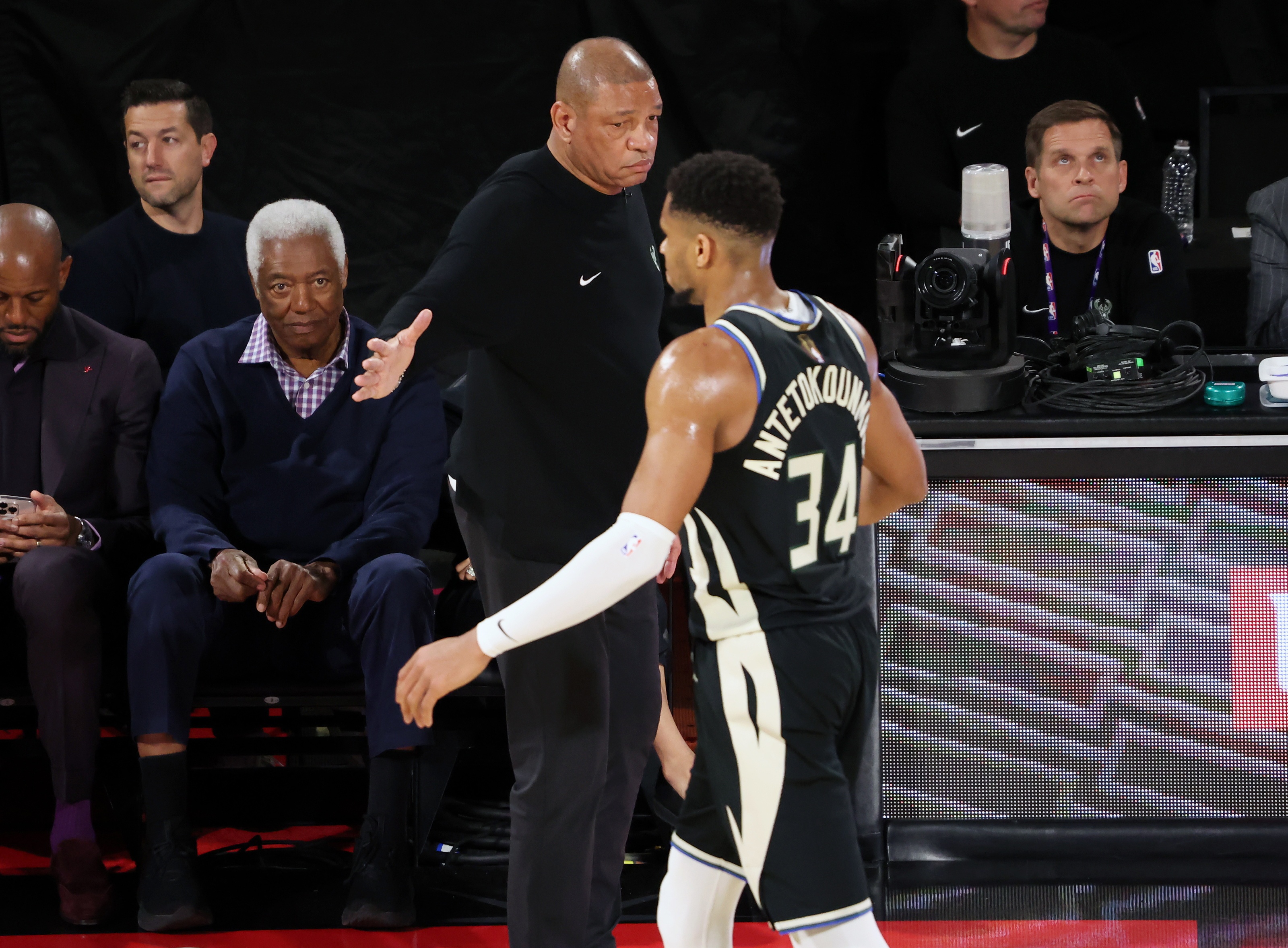 关于雄鹿擒76人,字母哥全面发威率领全队大胜的信息 关于雄鹿擒76人,字母哥全面发威率领全队大胜的信息