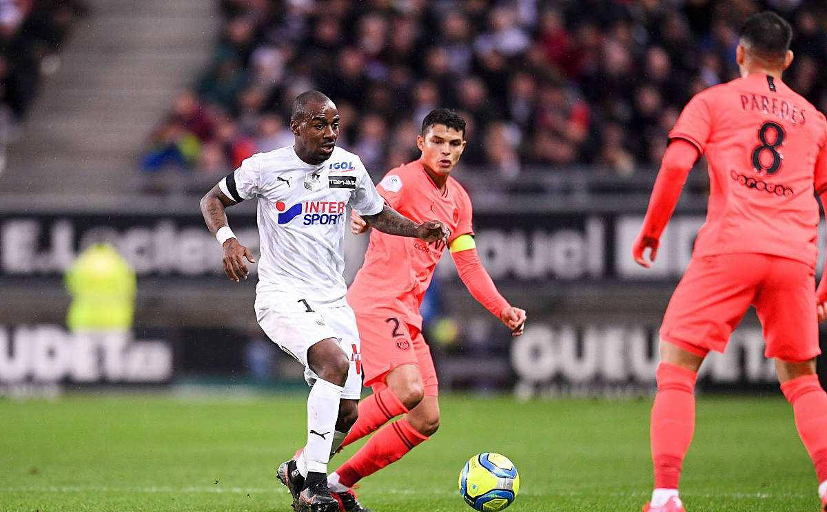 乐鱼在线娱乐-亚眠主场不敌对手，积分榜下滑