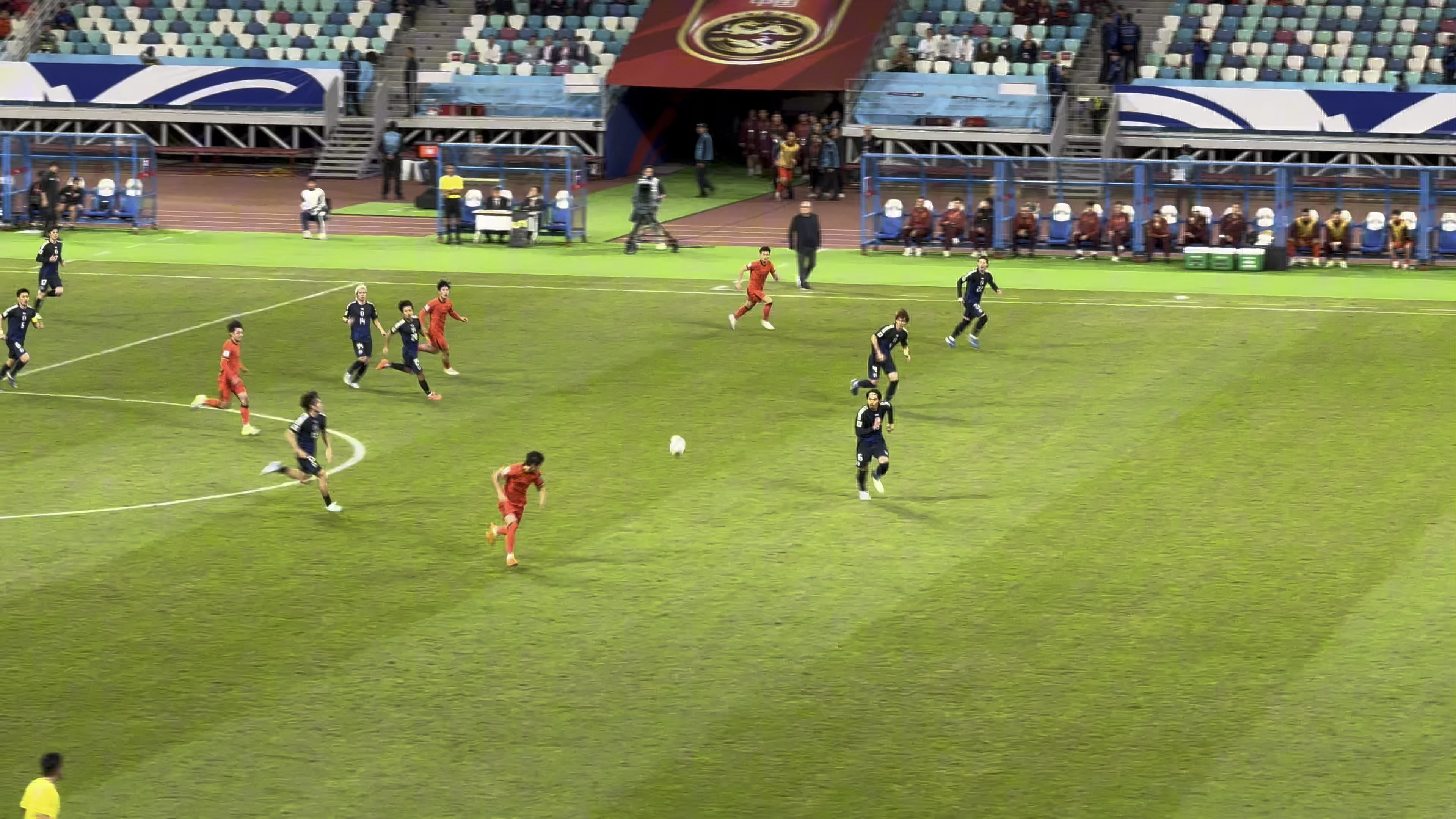 leyusport-足球比赛现场观众热情高涨，场面热闹非凡的简单介绍