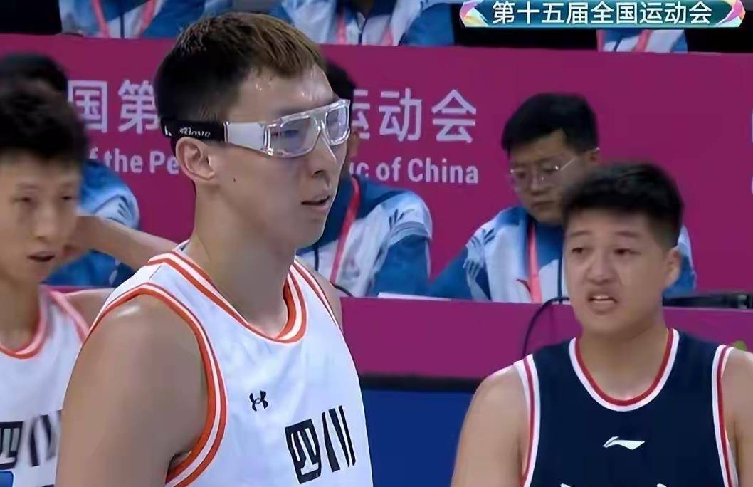 乐鱼官网-篮网翻盘江苏队，周琦带队取胜